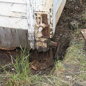 2007, rotten main post, SE corner, prior to replacement by new timber.