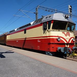 Finnish railway museum train driven by Dr13 with engine 2 × MGO V16 BSHR, bogies C'C'