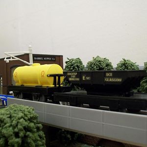 This is a Cambrian OO gauge ballast wagon body, mounted on a Tomy chassis ! It almost looks like a Plarail item !
The yellow tank is a standard Plara