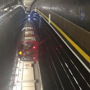 S7 district line train at Temple underground station