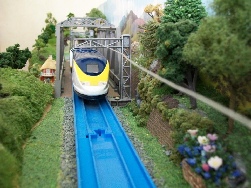 Tomy Plarail - Eurostar.
These were produced back in the 1990's as a three coach set.
Some models have a black roof, while others have a blue roof.